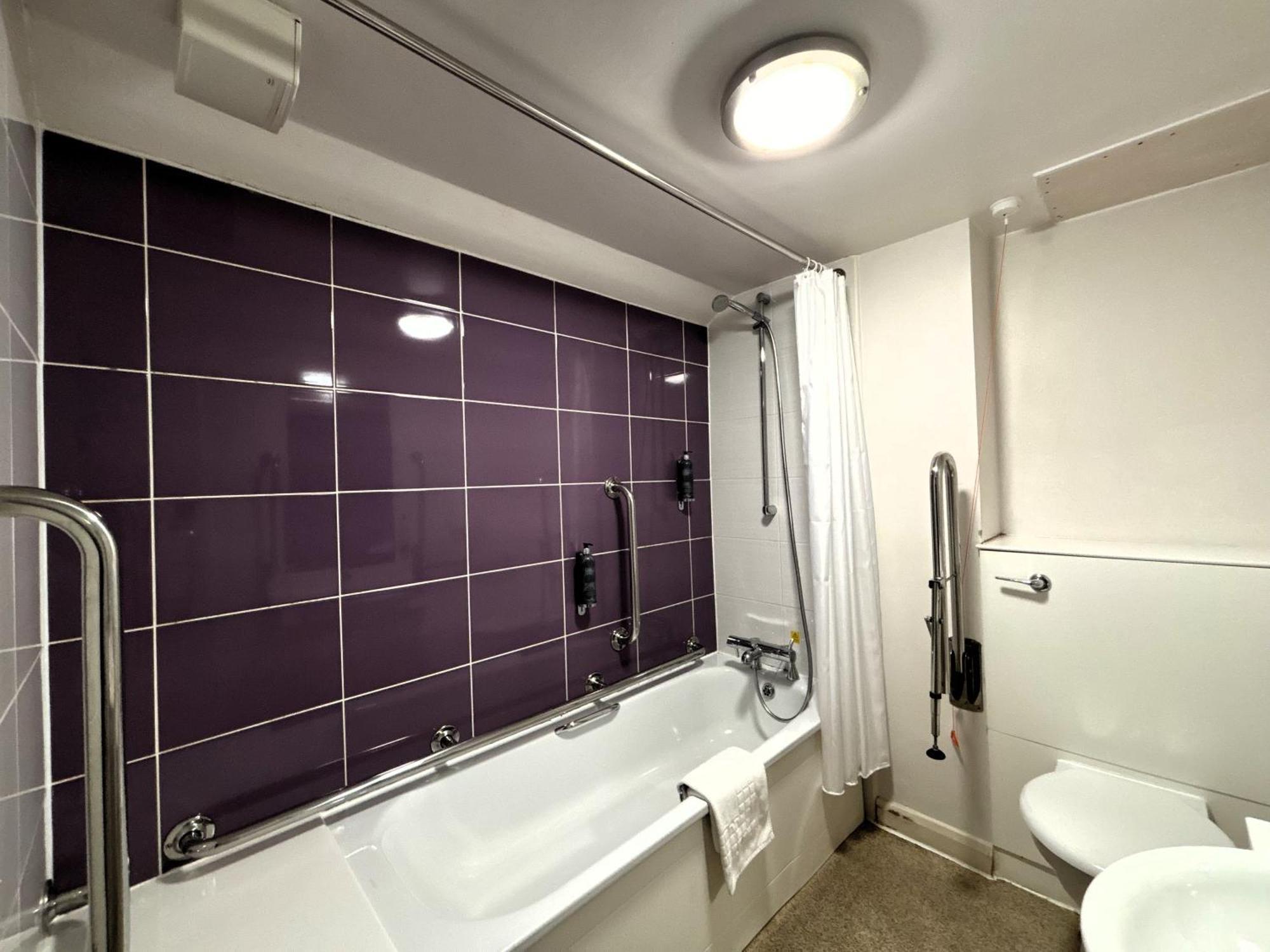 Premier Roomz Two Mills Ledsham  Exterior photo
