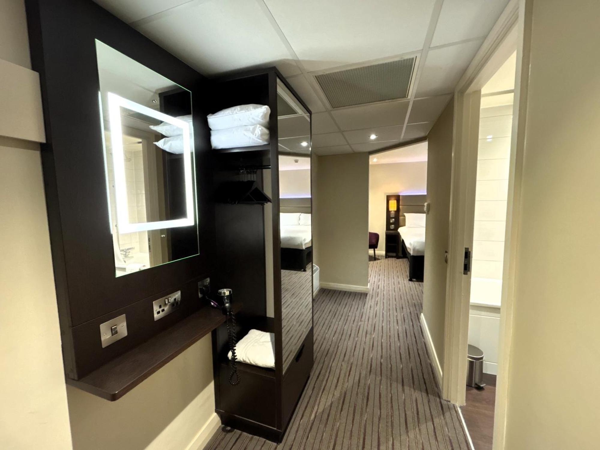 Premier Roomz Two Mills Ledsham  Exterior photo